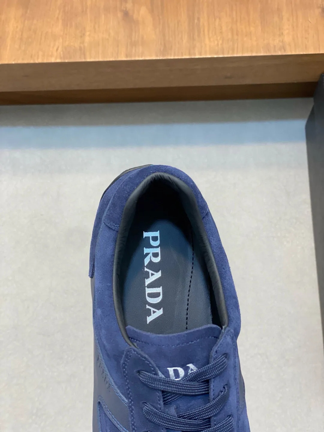 Men's Men's Shoes 💰800 Prada/Prada Men's Leather Casual Sports Shoes, a hot product made in Guangzhou! Made of imported calfskin splicing upper, three-dimensional geometric segmentation, precision manufacturing, uniform stitching, leather texture at a glance, multi-color splicing, fashionable and generous, soft, comfortable and breathable, decorated with PRADA letter logo on the outside, classic letter logo on the tongue, fabric strap on the heel, P family's classic sports shoe type, with fabric lining, silver logo cowhide foot pads, and P family's exclusive rubber outsole. The details are carefully crafted, making it a versatile item for travel! Comes with original box and dust bag! Multiple colors available! Size: 39-40-41-42-43-44 standard leather shoe size (38, 45 customized ¥)